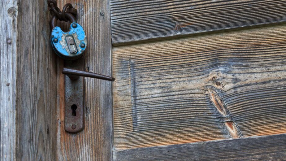 rustic-door-escape-room